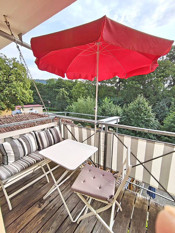 Balkon der Ferienwohnung mit Blick in den grünen Baumbestand am Neumagen