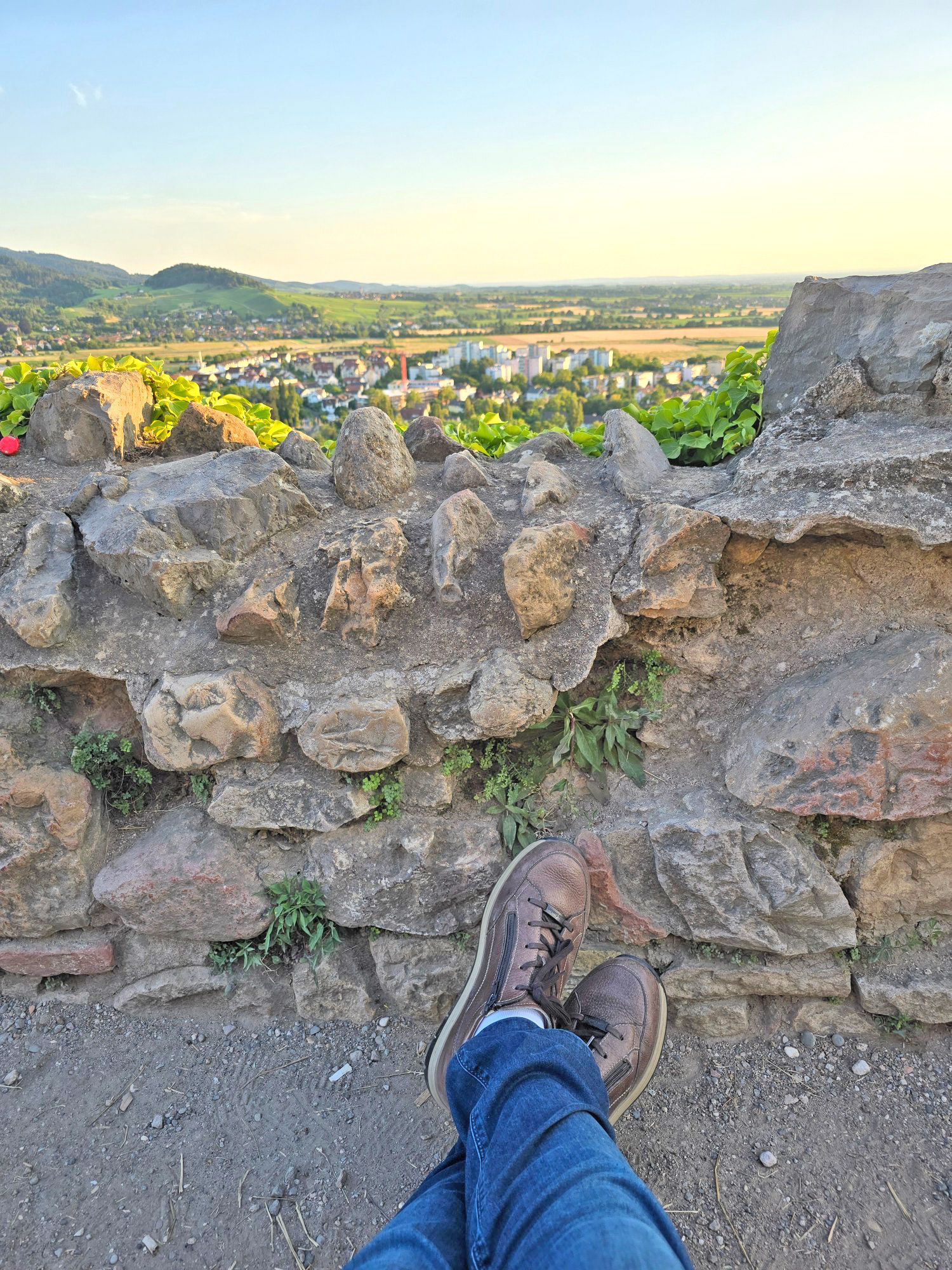 Blick von der Staufener Burgruine über die Stadt und das Markgräflerland