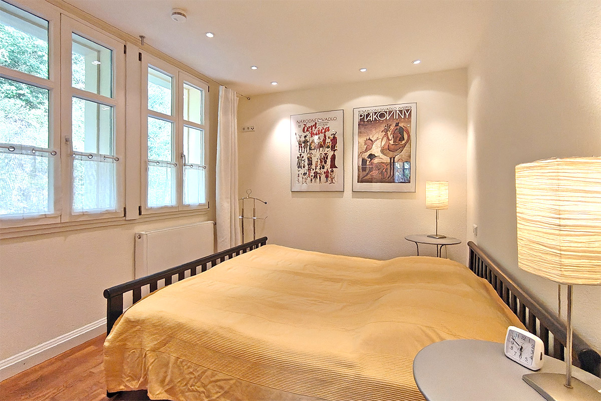 Schlafzimmer mit Doppelbett