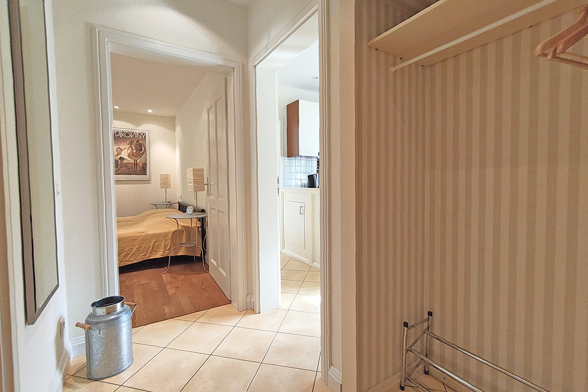 Flur mit Blick ins Schlafzimmer