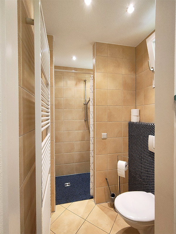 Badezimmer mit Dusche