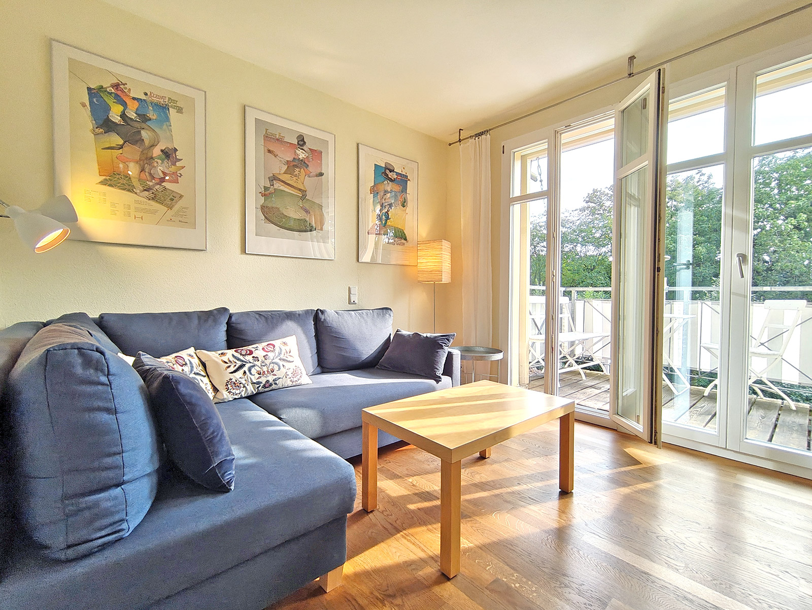 Helles Wohnzimmer der Ferienwohnung Alte Messerschmiede mit Balkonzugang