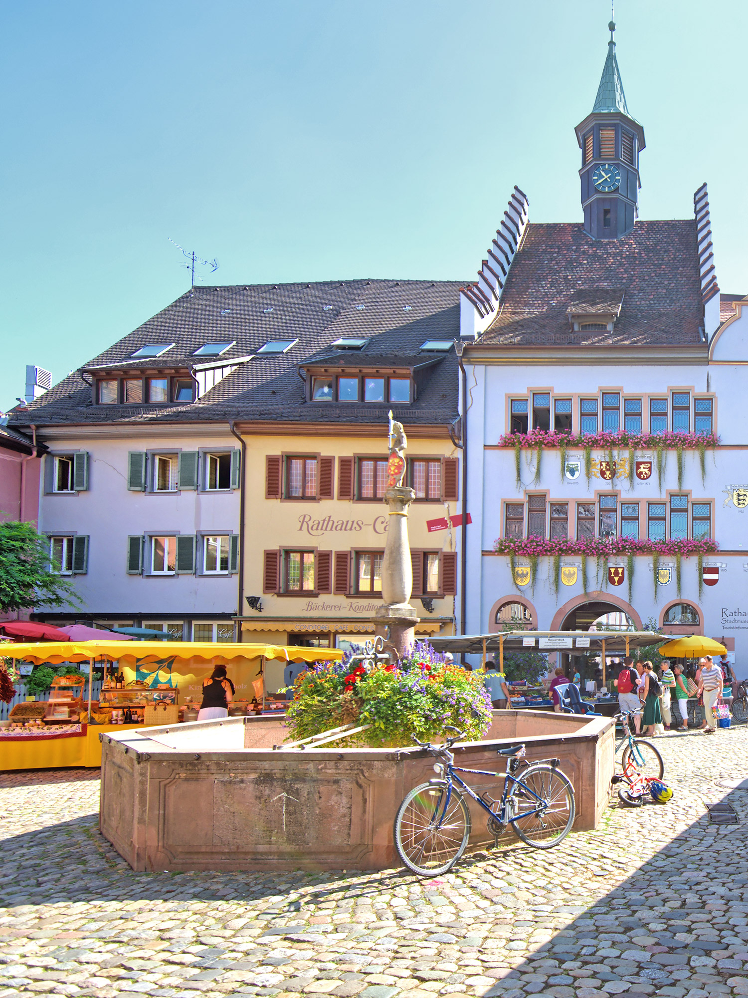 Blick über den Staufener Marktplatz mit Wochenmarkt